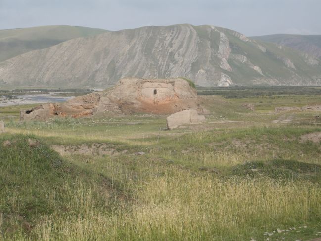  2006:09:08 21:16:52   Shaluie River - possible burial mounds (like chulpas).jpg